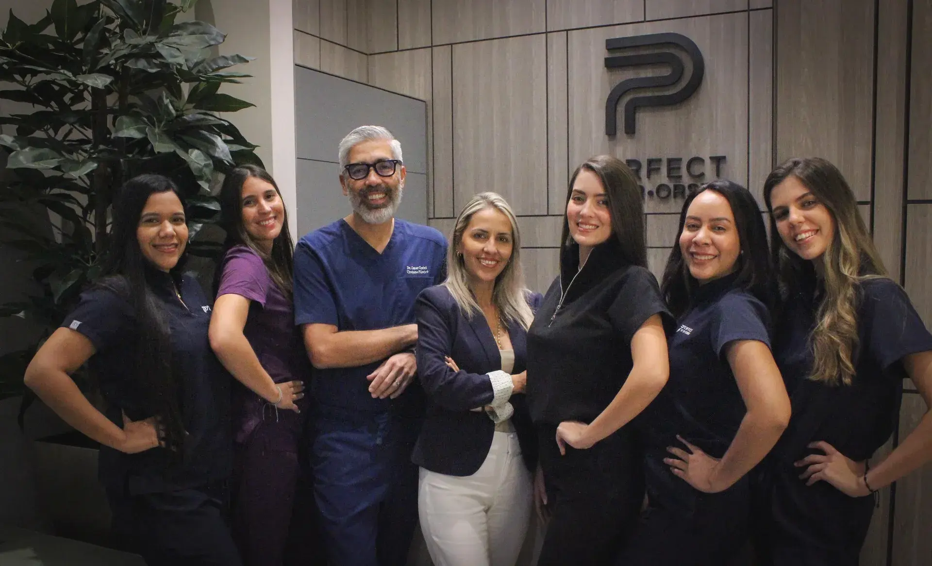 Dr. Omar Orsini y su equipo en la clínica de Caracas